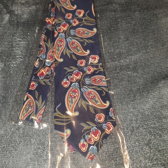 Like-New
Navy blue necktie with colorful flower pattern - Like-New - Picture 2 of 4